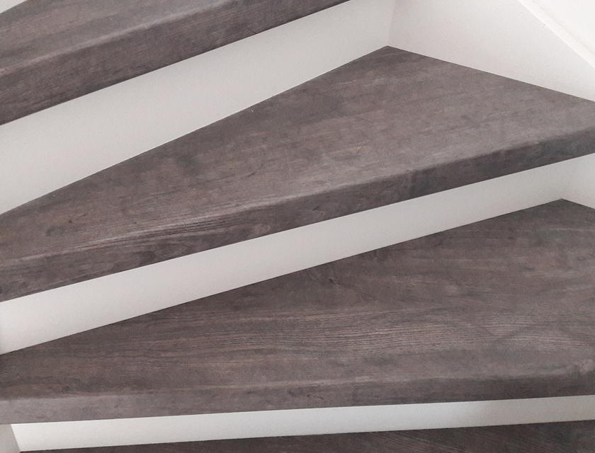 Traprenovatie grijs-wit